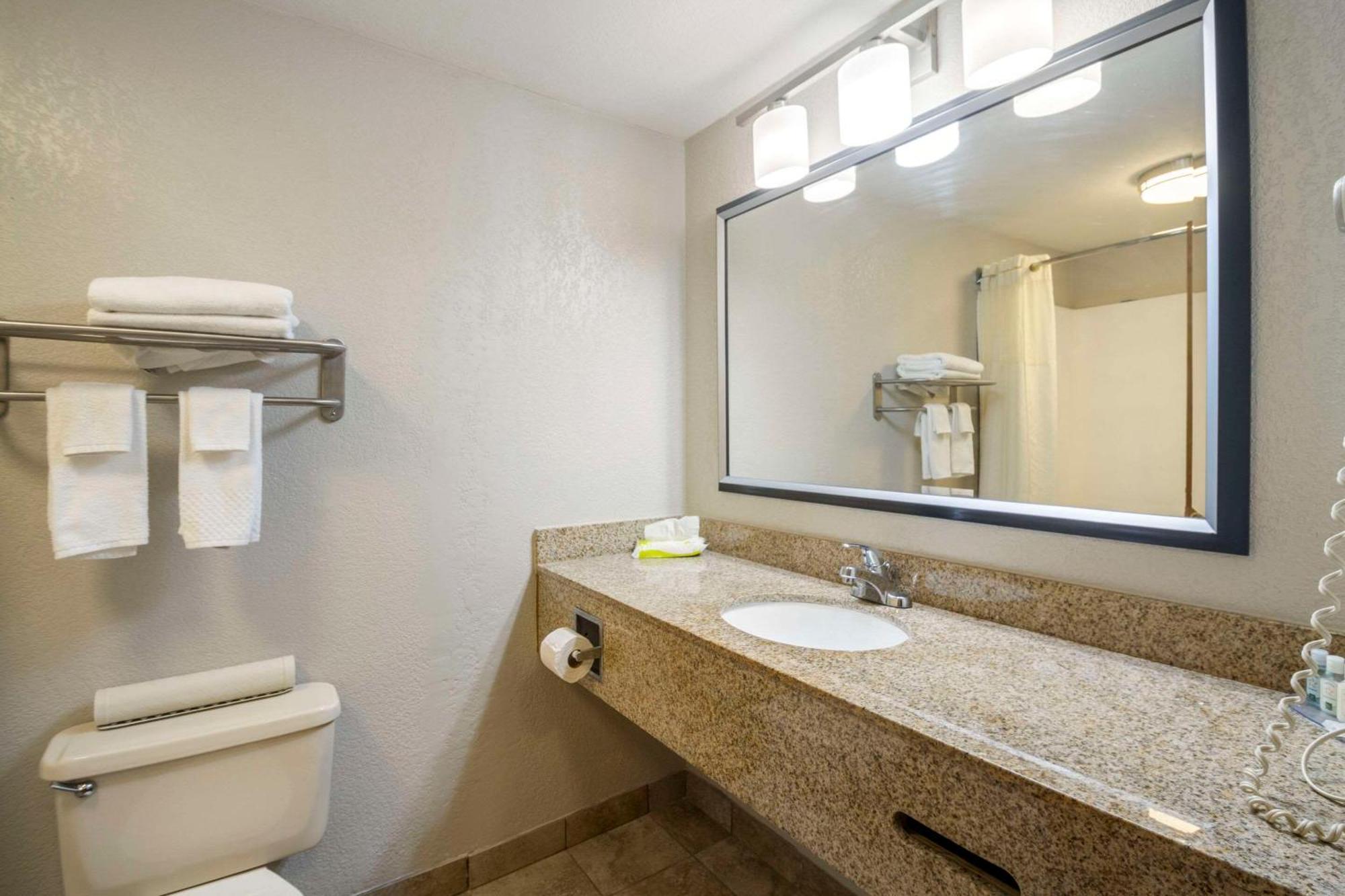 Quality Suites Hickory South Exterior photo