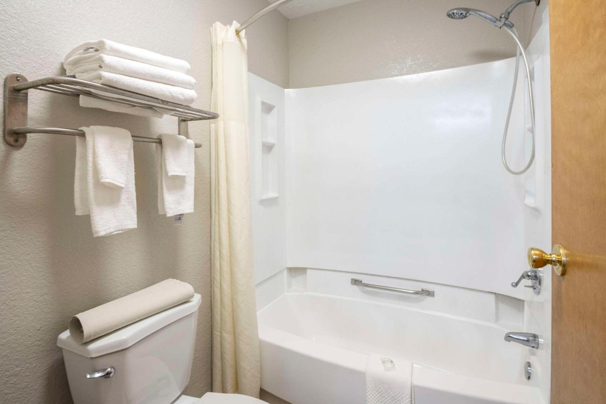 Quality Suites Hickory South Exterior photo